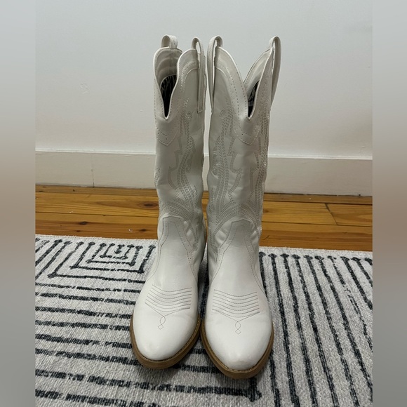 Women’s White Cowboy Boots - Picture 2 of 5